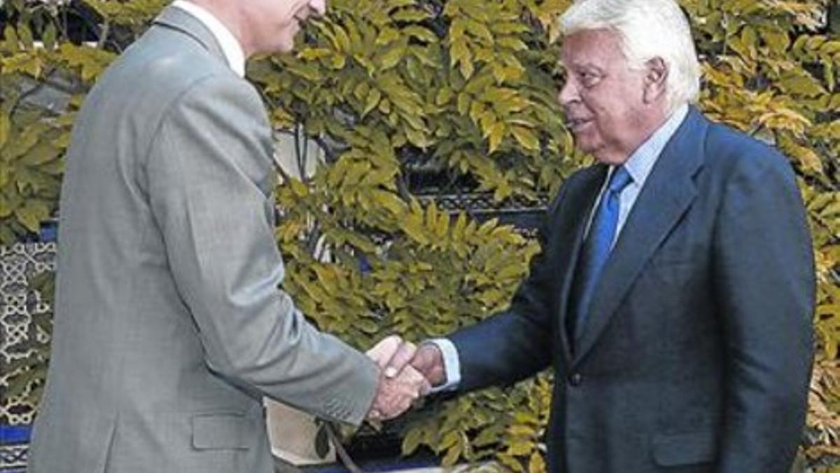 Felipe saluda a Felipe González, ayer, en el Instituto Elcano.