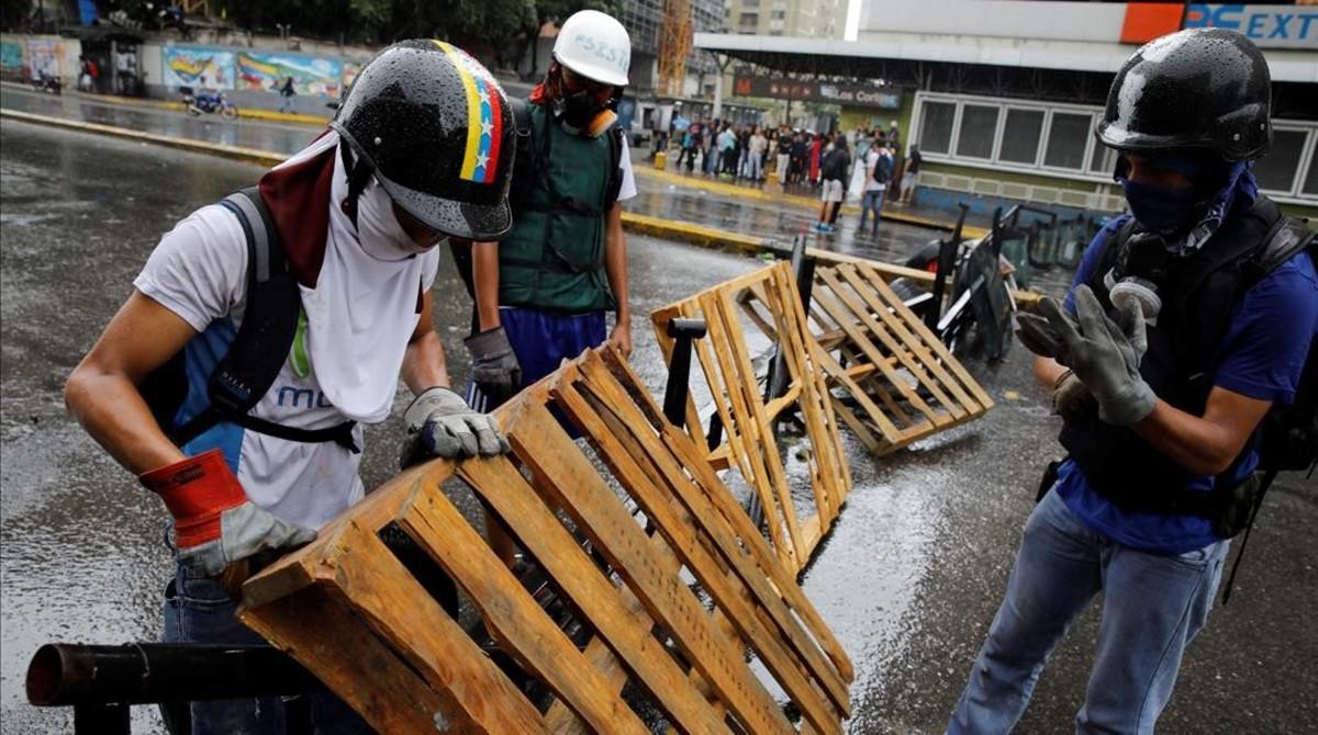 zentauroepp39366693 demonstrators build a barricade during a rally against venez170720100148