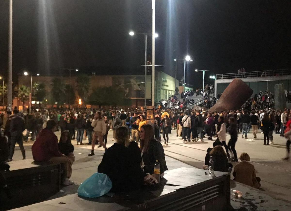 Imagen de archivo de un botellón en la Praza da Estrela, en Vigo.
