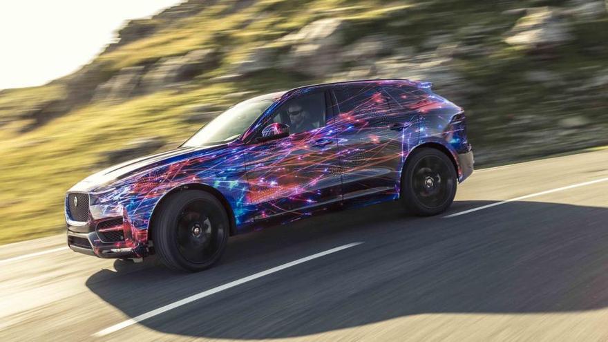 El nuevo F-PACE aporta tanto a conductores como a pasajeros una mezcla de agilidad y confort inéditos en su segmento