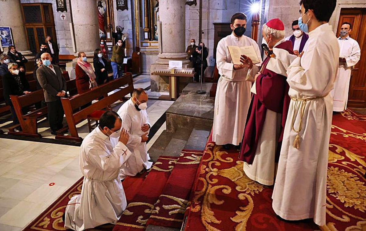 El obispo, Luis Quinteiro,
ofició la misa.   | // ALBA VILLAR