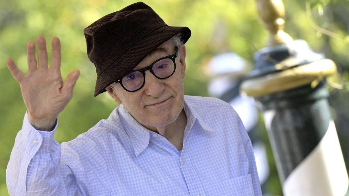 Woody Allen saluda. Hola, Woody.