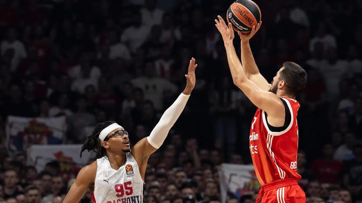 Moneke, el mejor del Baskonia, trata de impedir un tiro del ex blaugrana Nikola Kalinic