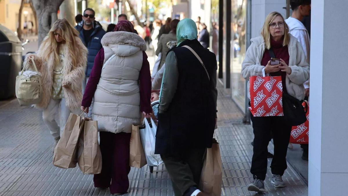 Un grupo de personas, de compras por el centro de Vila en una imagen de archivo.