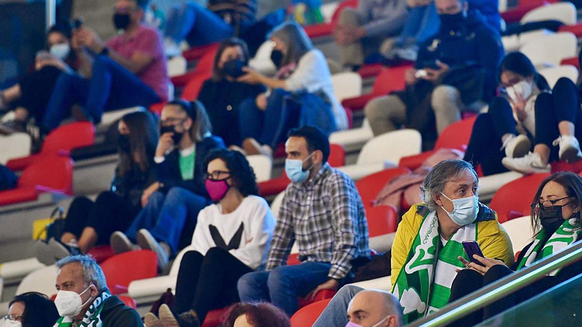 Espectadores en la grada en uno de los partidos del Liceo de esta temporada. |  // CARLOS PARDELLAS