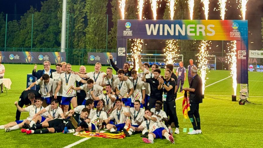 La selección aragonesa celebra el título de la Copa de las Regiones de la UEFA