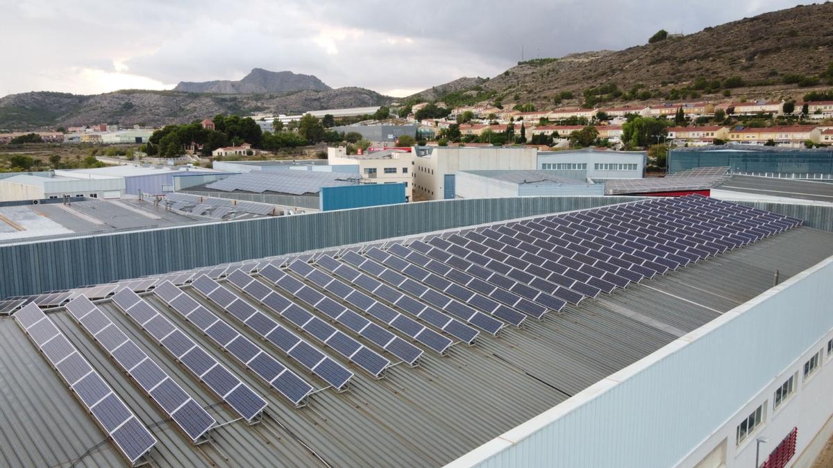 Aumenta el número de paneles fotovoltaicos en las cubiertas de las naves industriales de la provincia.