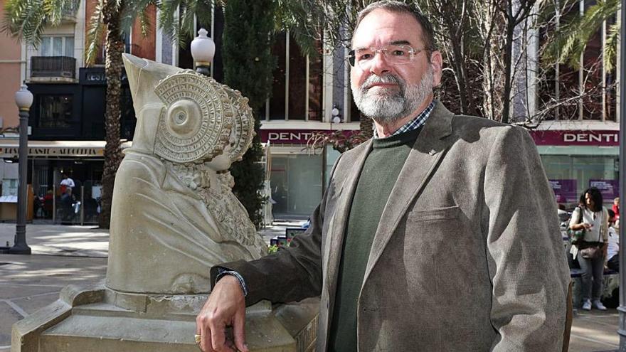 El director de la cátedra Dama de Elche, Francisco Vives Boix, junto a la réplica del busto en la Glorieta.