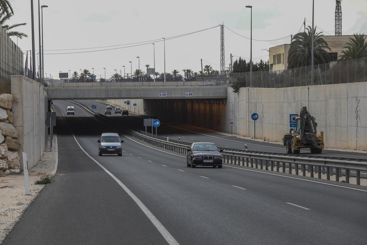 El tunel de la ronda cuyo mantenimiento ya ha asumido el Ayuntamiento de Elche pese a que la obra está incompleta