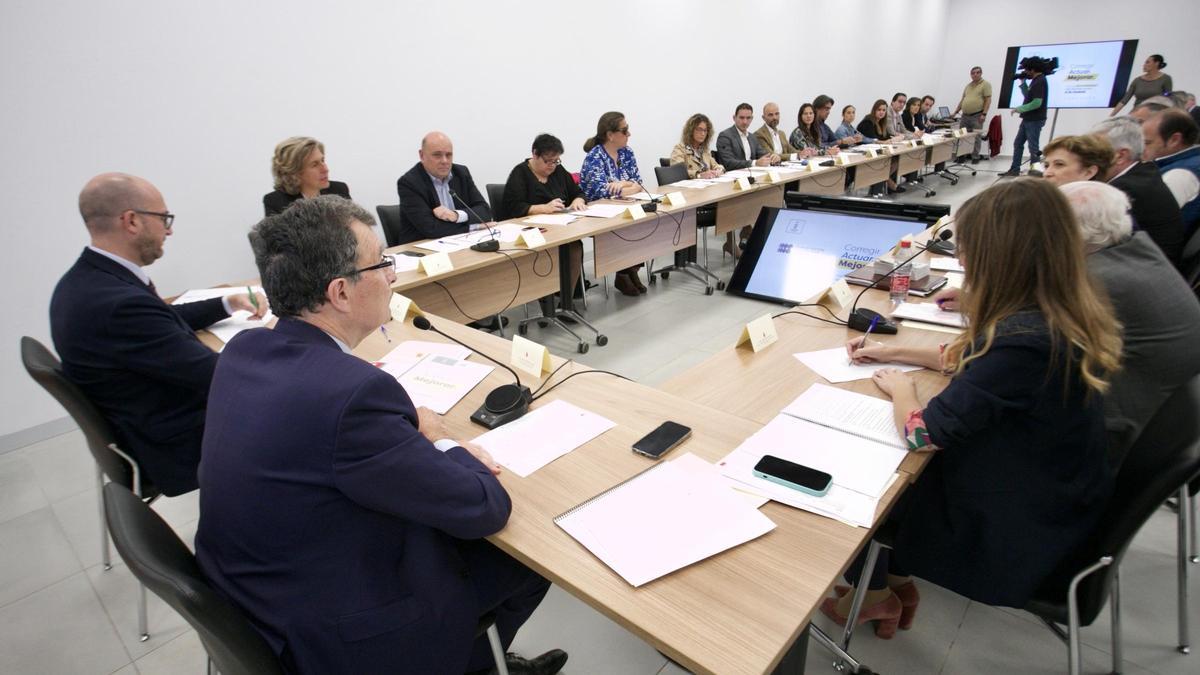 Reunión entre alcalde de Murcia y edil de Movilidad con representantes de la sociedad civil.