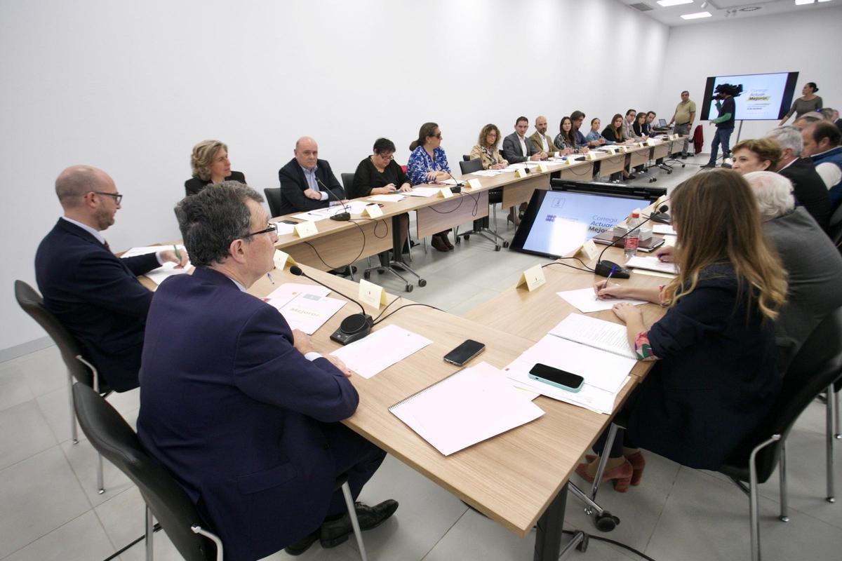 Reunión entre alcalde de Murcia y edil de Movilidad con representantes de la sociedad civil.