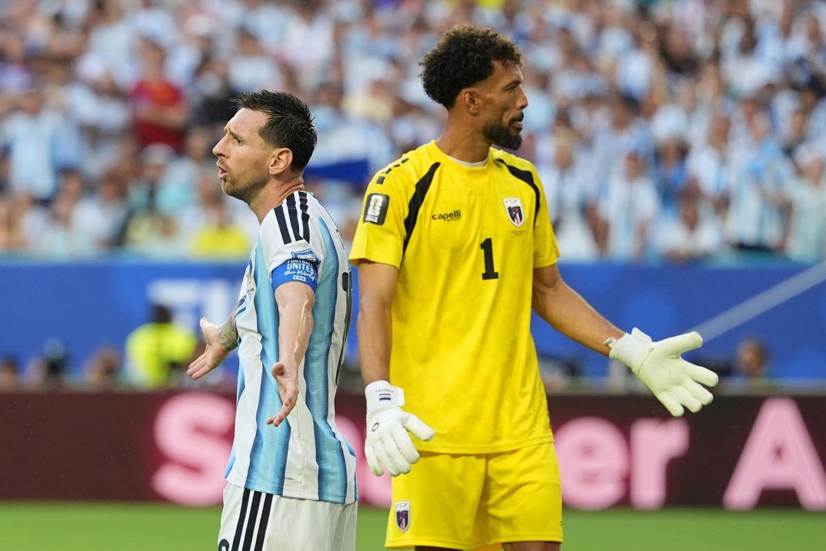 Lionel Messi y Vozinha, durante el duelo entre Argentina y Cabo Verde en Miami.