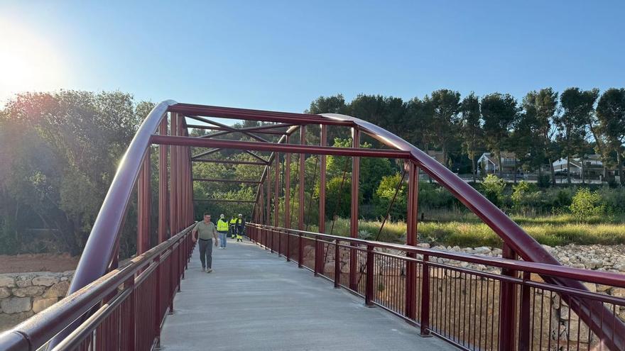 La Generalitat Valenciana abre la nueva pasarela peatonal en Chiva tras las obras de reconstrucción por la dana