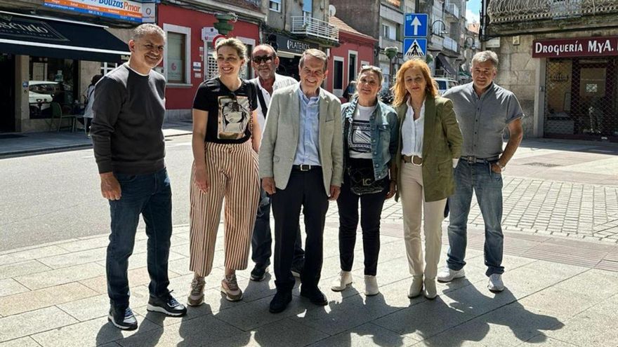 Caballero visitó esta mañana el mercadillo de Bouzas acompañado por parte del equipo.