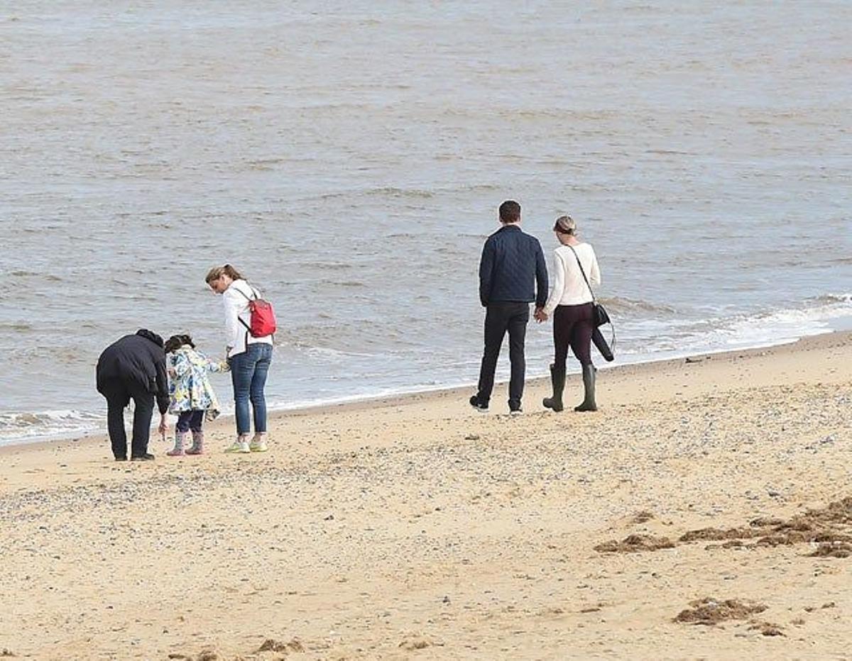 Tom Hiddleston y Taylor Swift junto a los parientes del actor por la playa