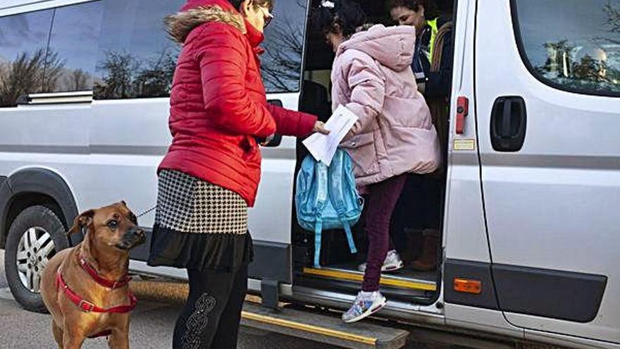 N. baja del autobús que la traslada al colegio.