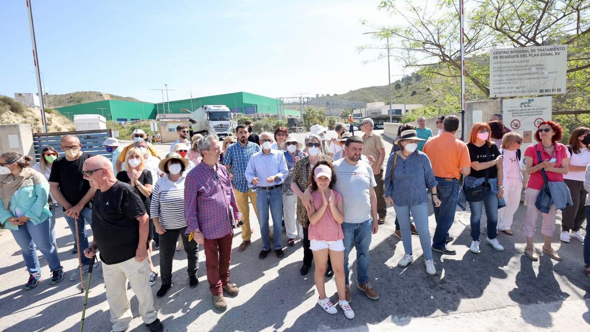 Concentración de los afectados frente a la planta de residuos de Les Canyades