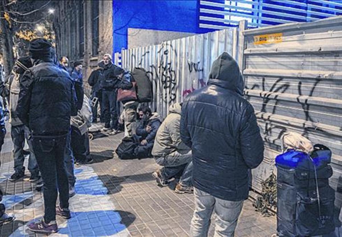 A cielo abierto. Un grupo de sintechos en la calle Llacuna de BCN.