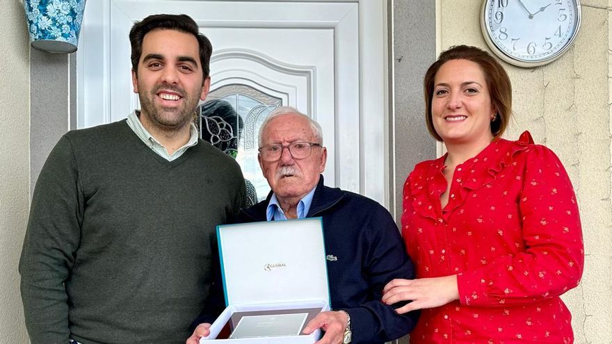 Un vino a mediodía y &quot;Pasapalabra&quot;, la rutina de Ricardo Rodríguez, nuevo centenario de Oroso
