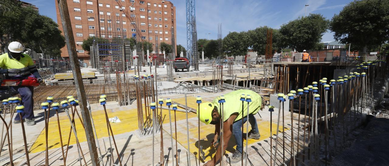 Un albañil trabaja en la construcción de un edificio en Castelló. E ladrillo ha ganado 200 empleos.