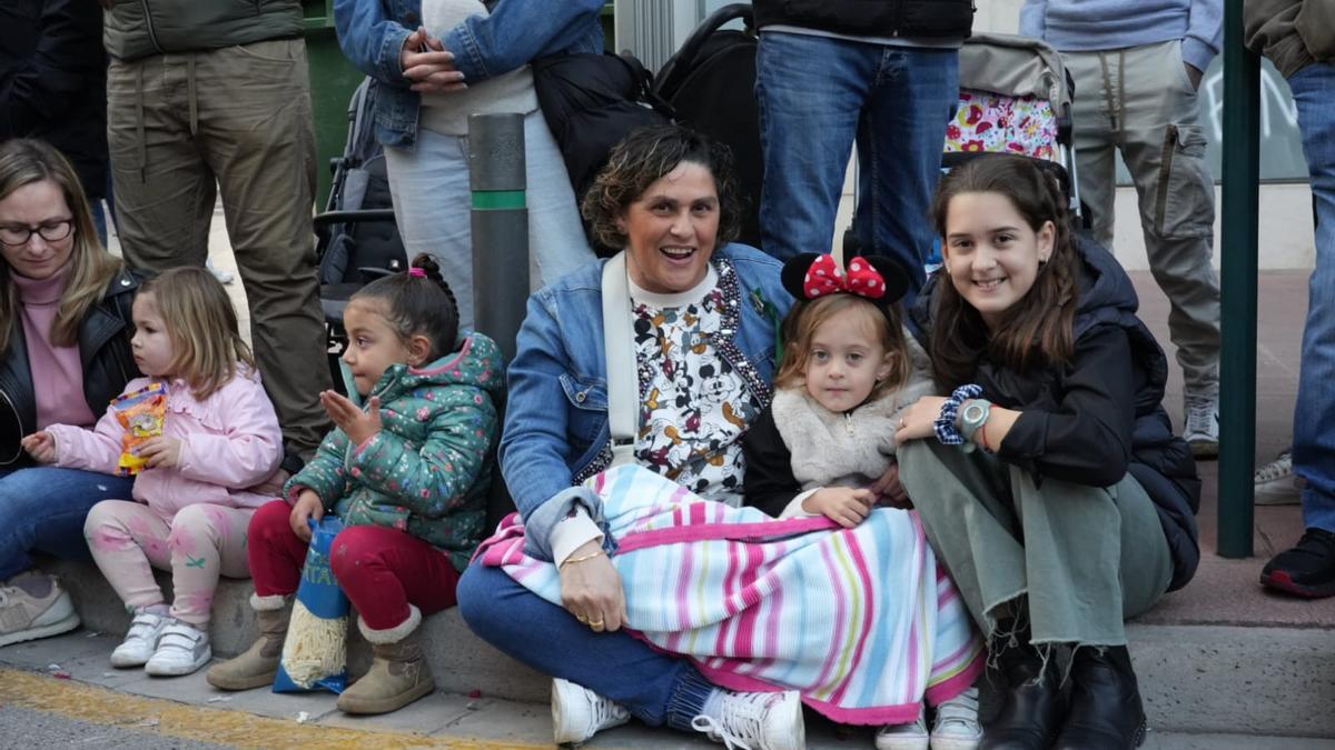 Imagen de una familia en el desfile de animación realizado este viernes en Castelló.