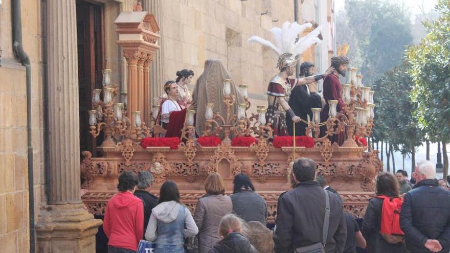 El paso de Nuestro Padre Jesús de la Sentencia, ayer, ensayando su salida del edificio histórico de la Universidad. costaleros de oviedo