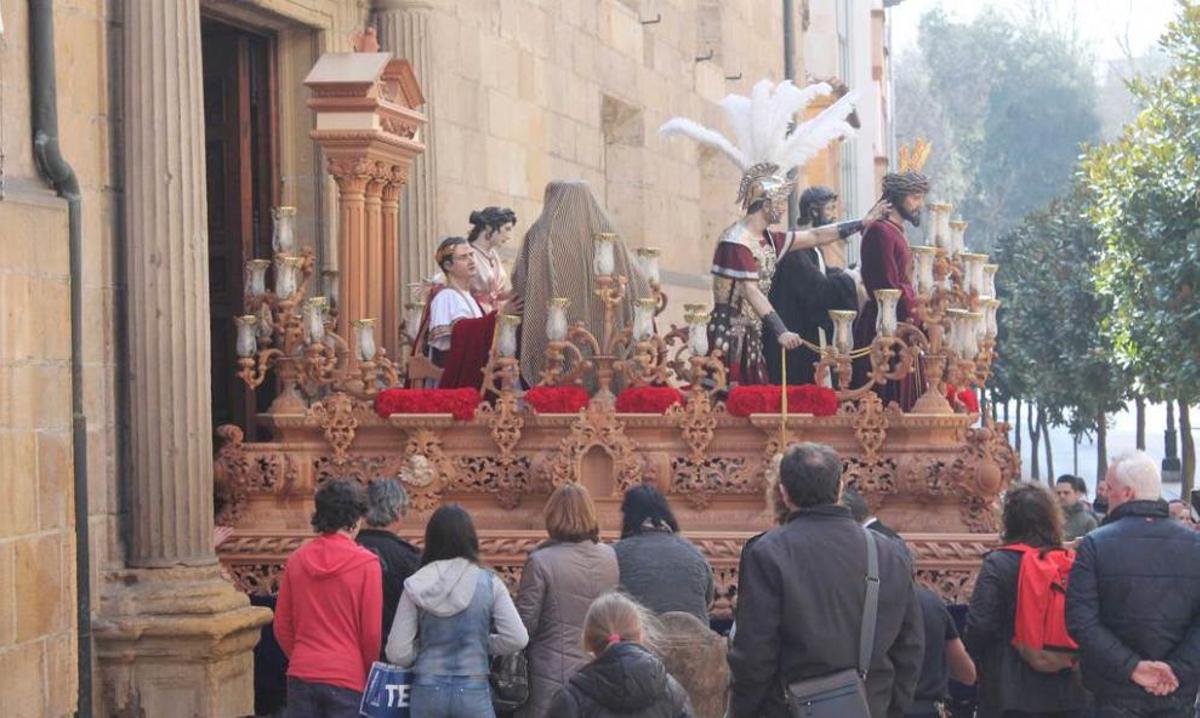 El paso de Nuestro Padre Jesús de la Sentencia, ayer, ensayando su salida del edificio histórico de la Universidad. costaleros de oviedo