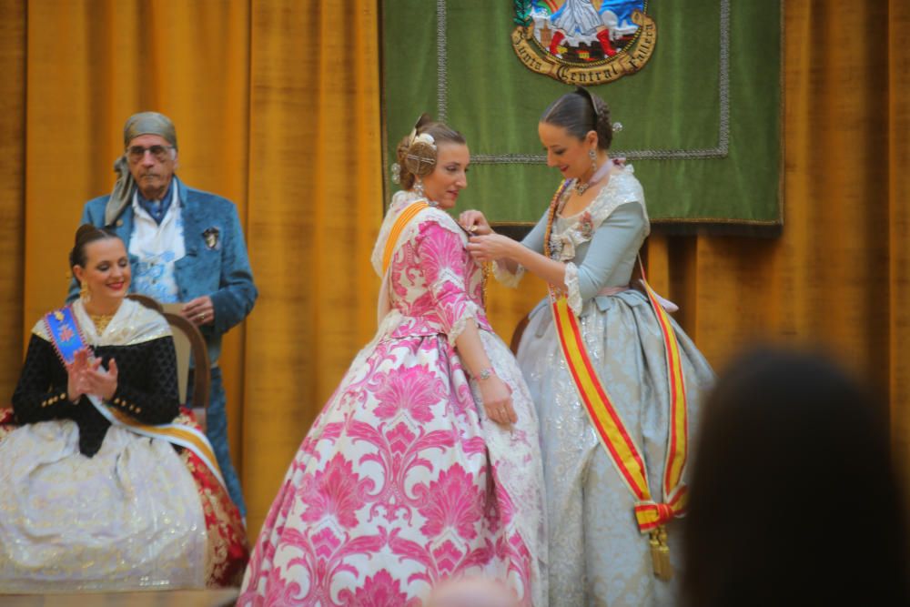 Intercambio de fotos con la fallera mayor e imposición de bunyols d'or