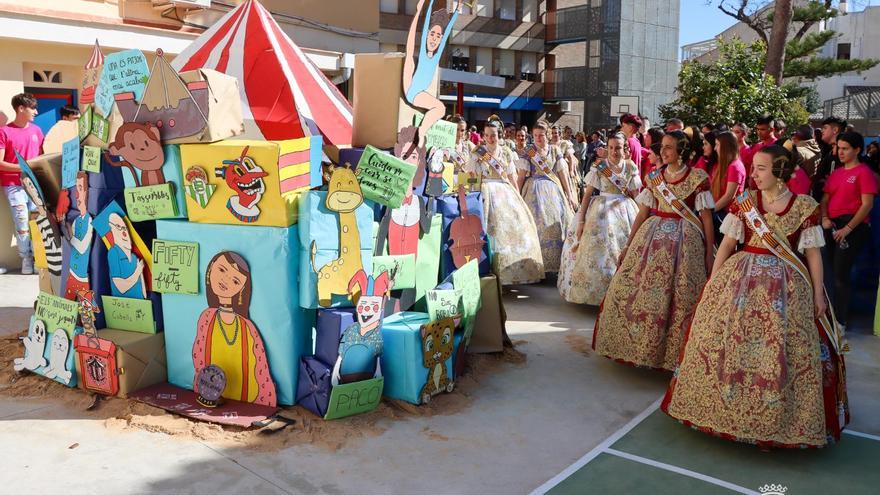 Las Falleras Mayores de Torrent celebran las Fallas junto a los niños