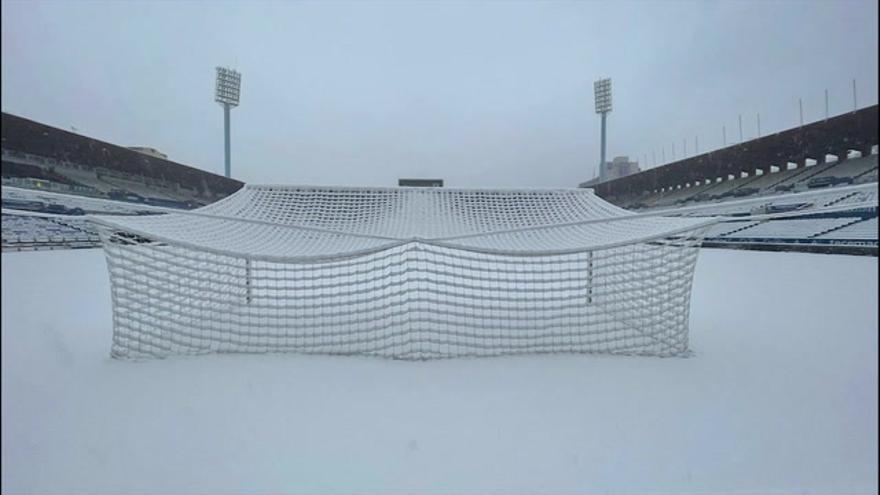 La nieve, protagonista en los campos de fútbol en Aragón