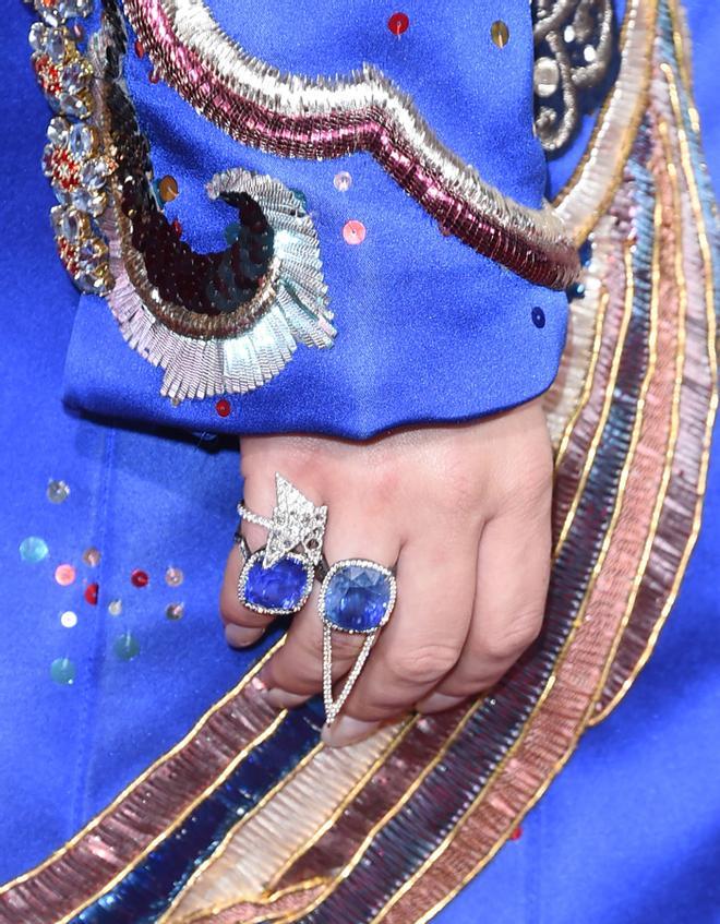 Detalles del look de Lady Gaga en los Premios Grammy 2016