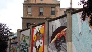 Parte de la fachada y el muro exterior de la Tabacalera de Lavapiés.