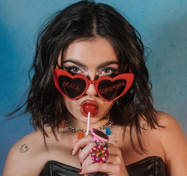 Las gafas rojas con forma de corazón de la portada de Chiara