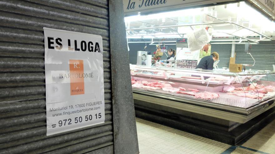 El Mercat està ple de rètols anunciant lloguers i ventes de parades