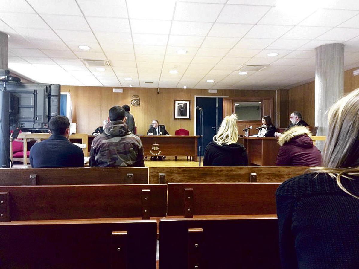 Los cuatro acusados (de espaldas), ayer, en la vista celebrada en la Audiencia de Vigo. // FdV