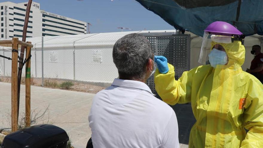 Así se toman las muestras PCR en el hospital de campaña de La Fe