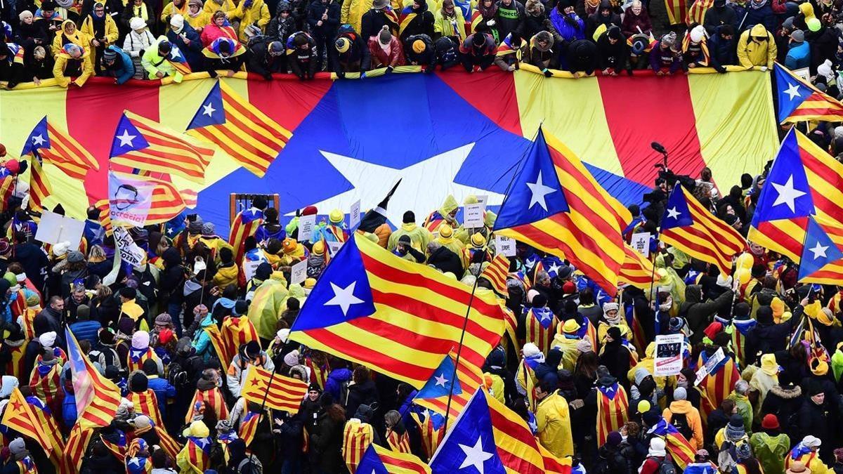 Les estelades y los lazos amarillos, presentes durante la manifestación.