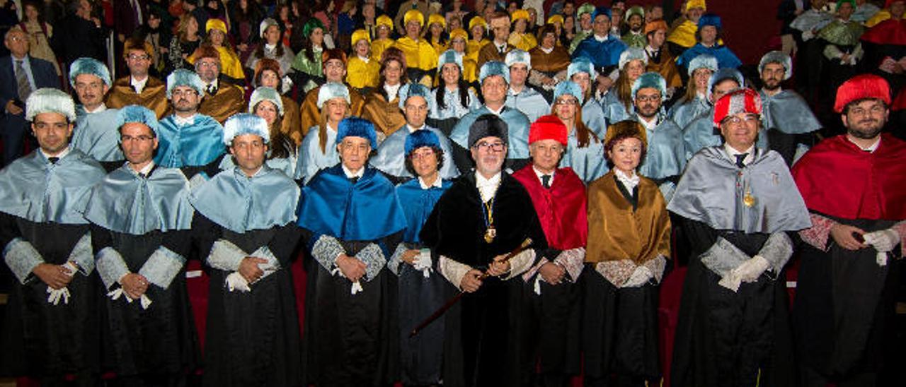 En el centro el rector José Regidor con los más de 90 doctores investidos en enero de este año en la Universidad de Las Palmas.