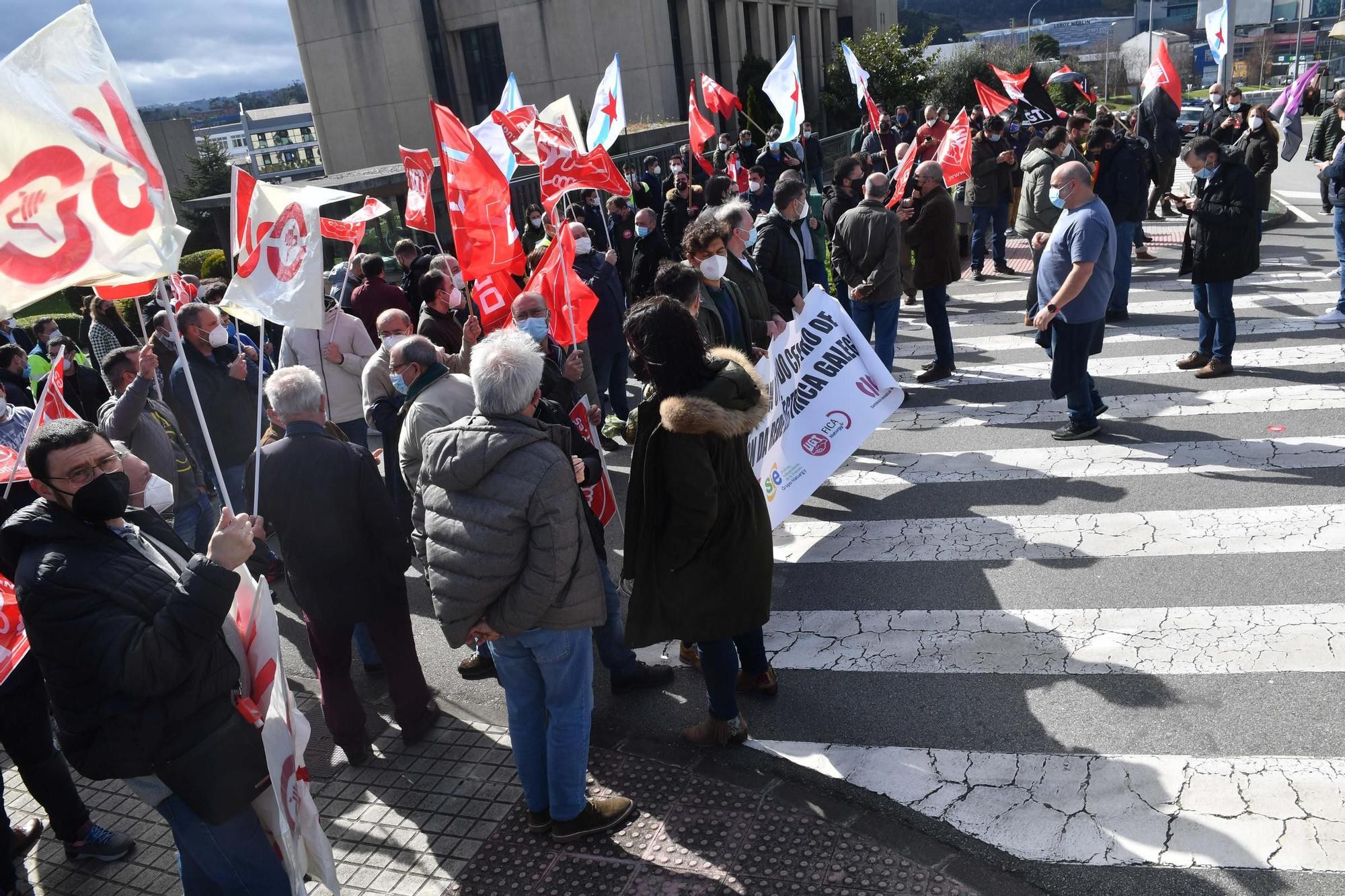 Concentración ante Naturgy por el cierre del centro de operaciones de Red Norte