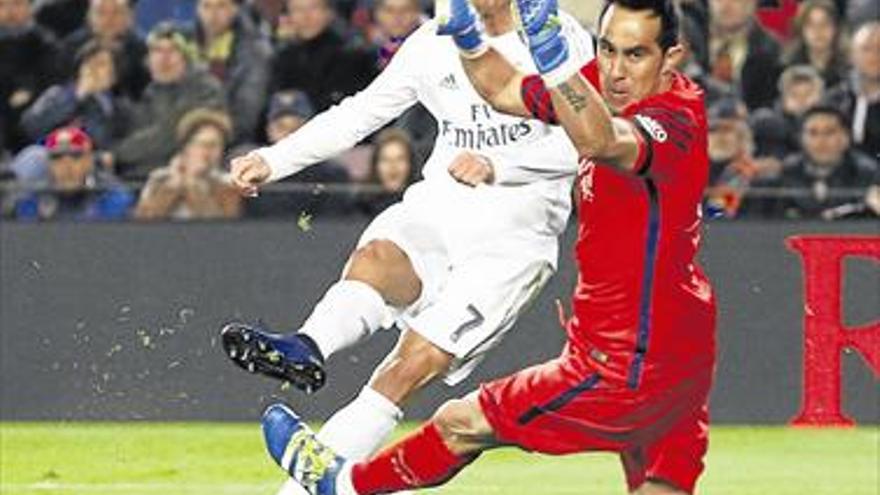 El Real Madrid remonta y asalta el Camp Nou