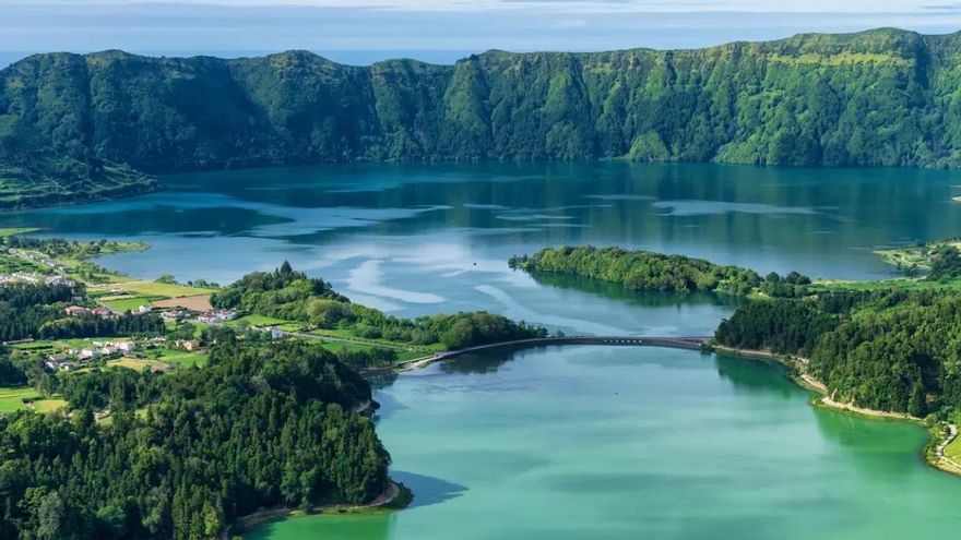 Paisatges d’un altre món, aigües termals i volcans: aquestes illes, encara poc conegudes, són el veritable Hawaii d’Europa