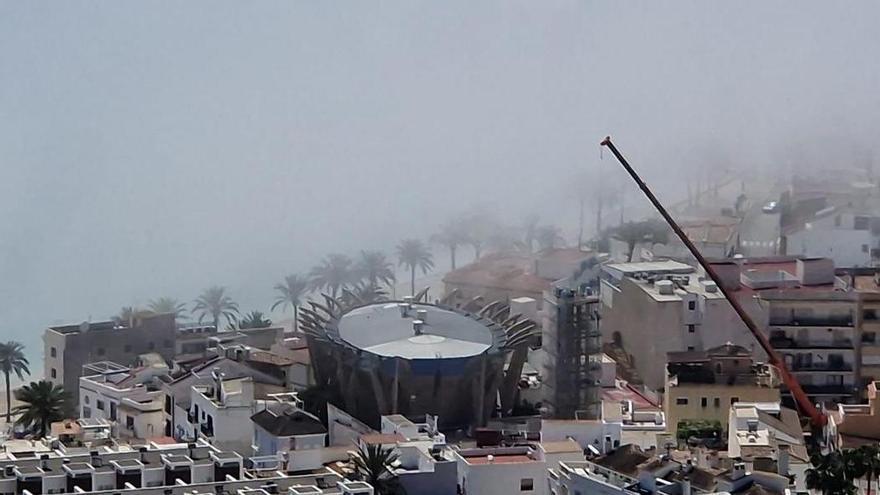 El día radiante se vuelve fantasmagórico en un instante: la niebla se traga la costa de Xàbia