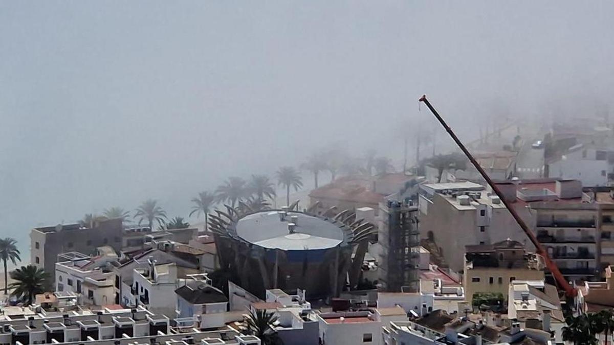 El puerto de Xàbia cubierto por la niebla.