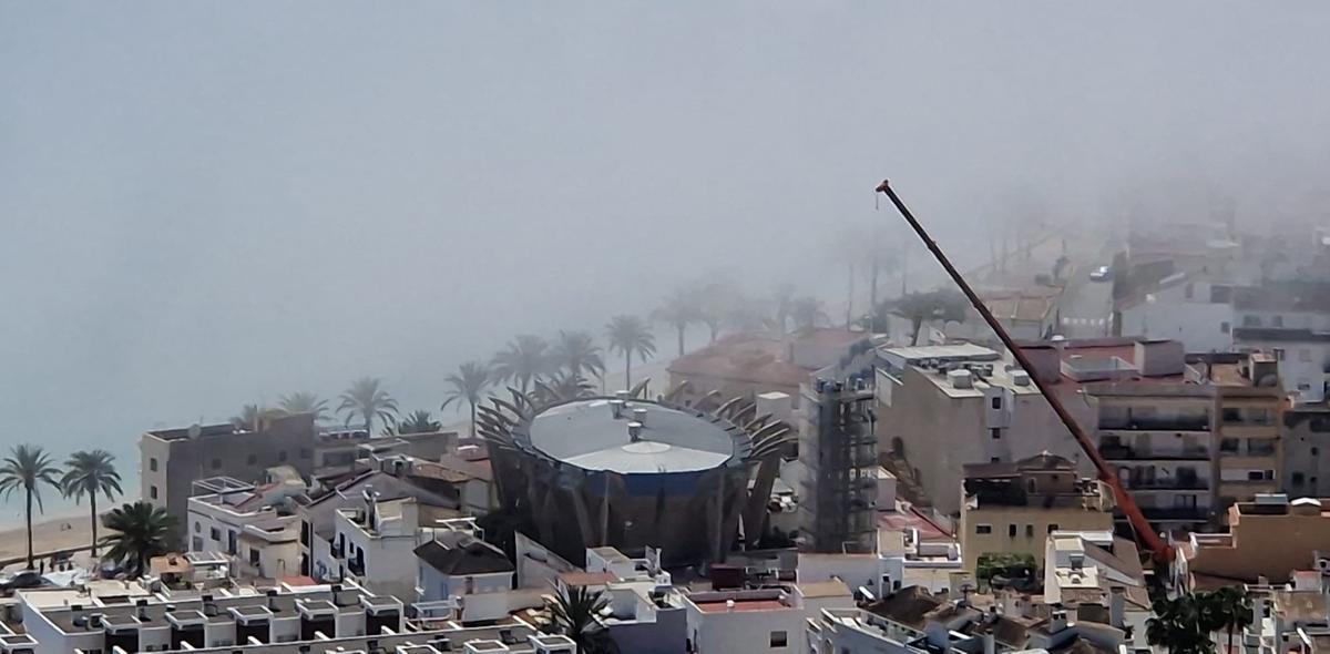 El puerto de Xàbia cubierto por la niebla.