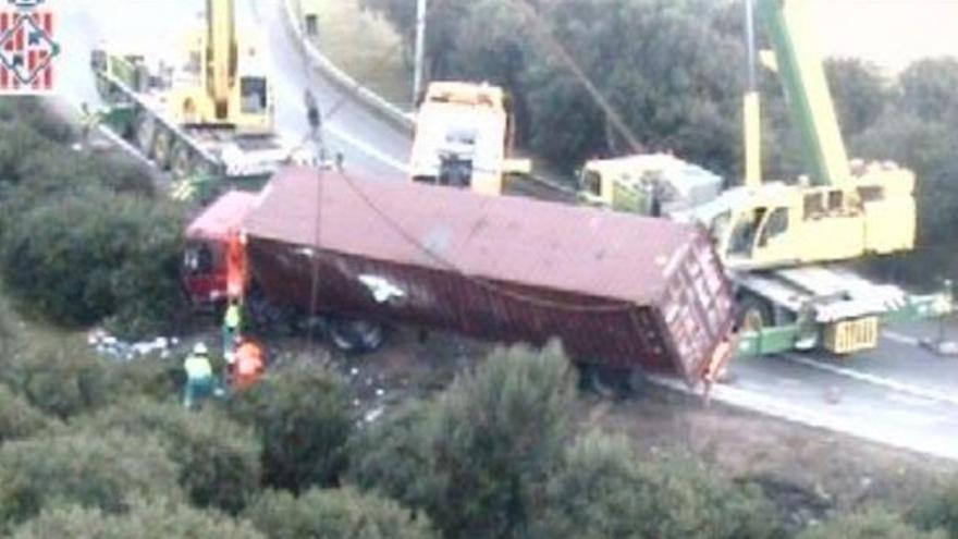 Lkw kippt auf Palmas Ringautobahn