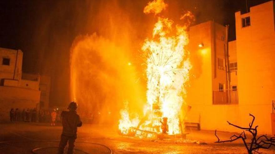 La cremà de la hoguera del año pasado en El Raval.