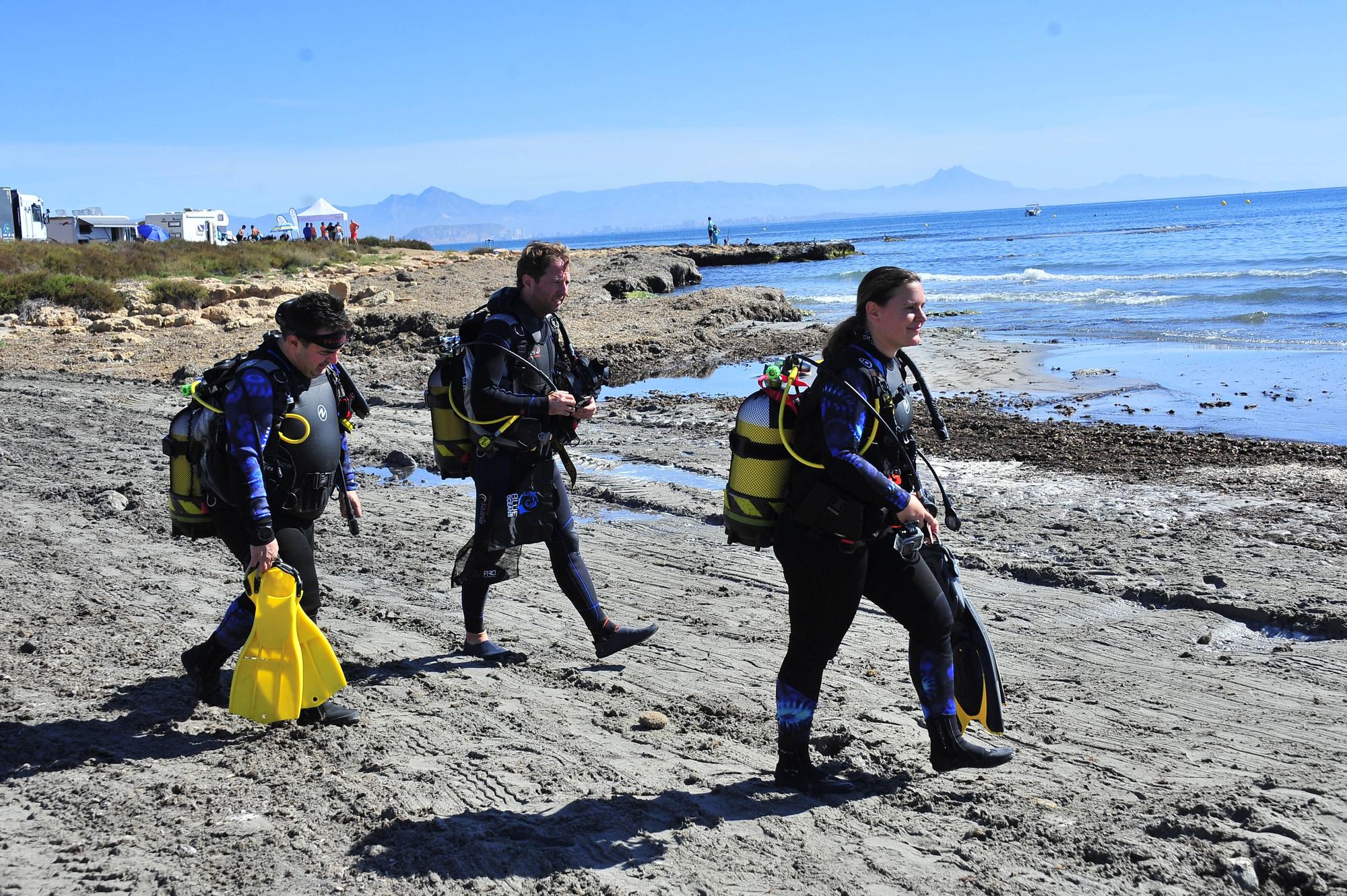 Recogida de plásticos en el fondo marino en la Playa del Carabassi