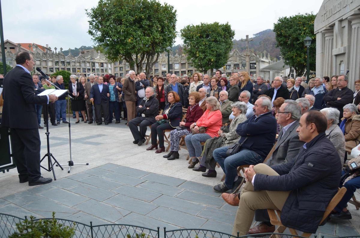 Acto en homenaje a los miembros de la comisión fundadora del cementerio de Matamá, celebrado en 2017, con la presencia de sus descendientes.