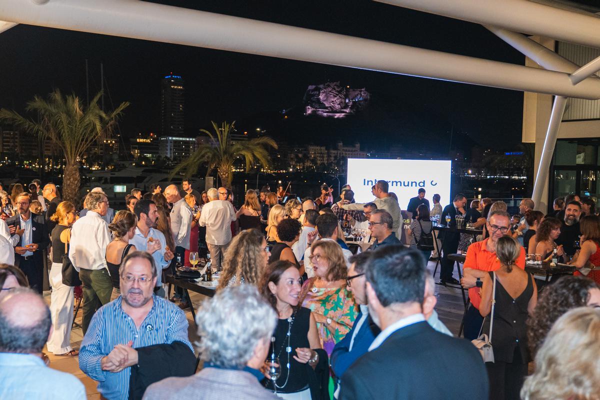Más de un centenar de amigos, clientes, proveedores y periodistas acudieron al Distrito Digital del Puerto a celebrar el aniversario.