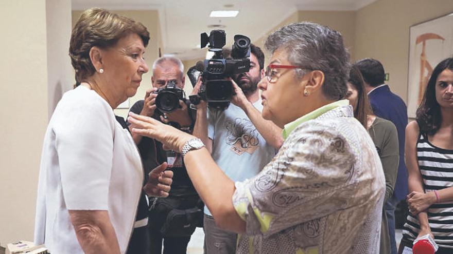 Pilar Vera se enfrenta a la exministra Magdalena Valerio, en julio de 2018; arriba, solicitud para la nueva comisión.